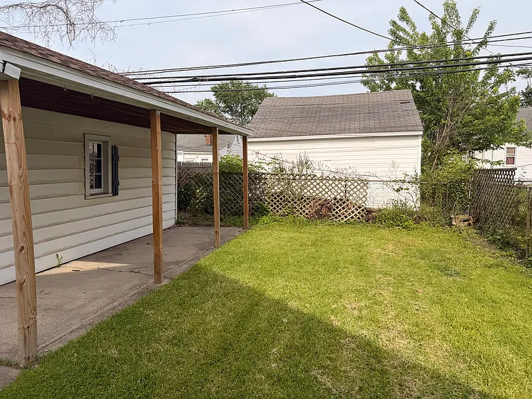 21826 Cushing Ave — Photo 3