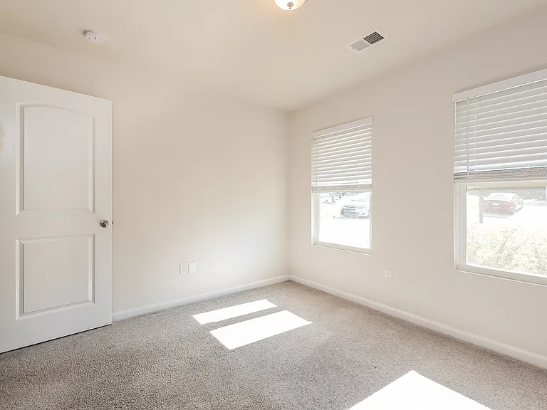 161 Queens Cir — Photo 10