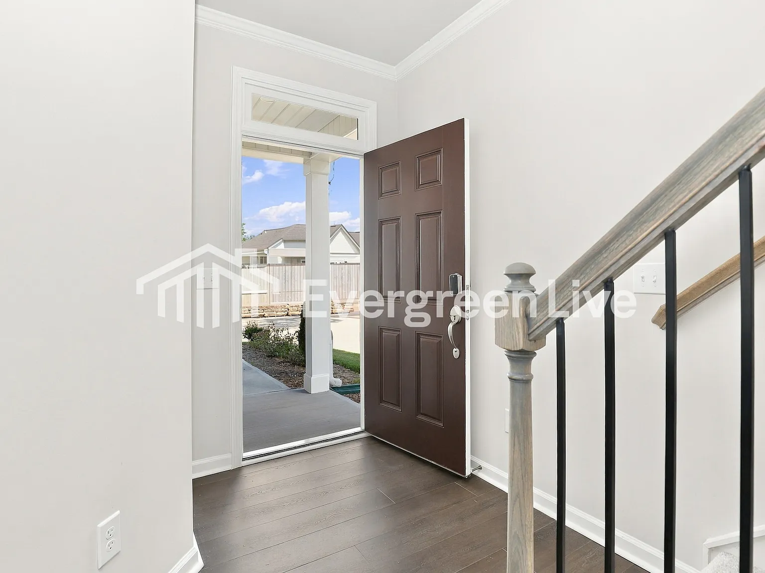 3 bed, 3.0 bath, 1924 sqft, $1,995 — Photo 3