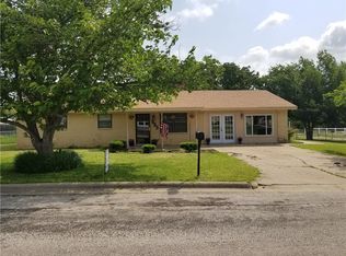 905 E Wilbarger St, Bowie, TX 76230