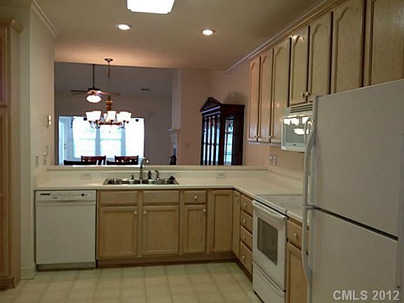 5th image of 1528 Royalty Cir