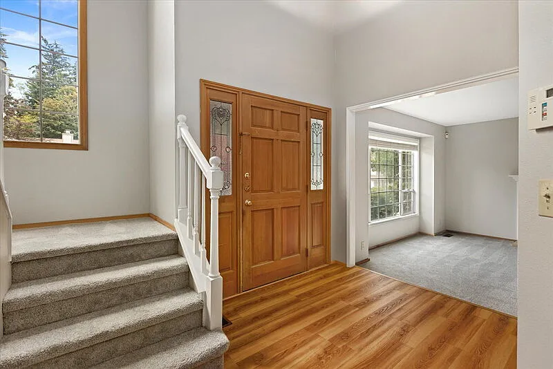 5 bed, 2.5 bath, 2617 sqft, $4,300 — Photo 2