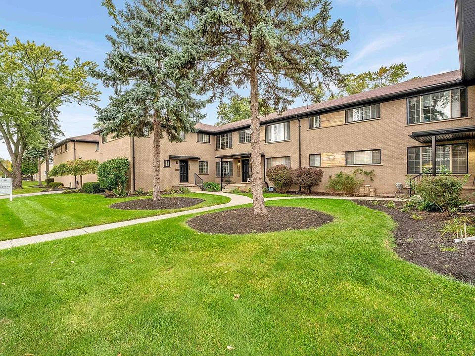 2101 E Maple Rd