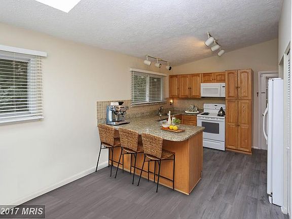 Huge Open Eat In Kitchen
