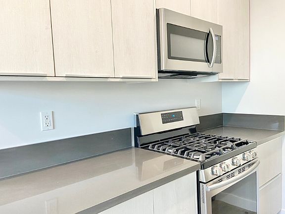 4th image of 141 N Swall Dr APT 1
