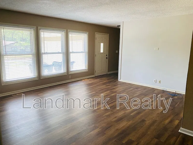 3 bed, 2.0 bath, 1658 sqft, $1,800 — Photo 2
