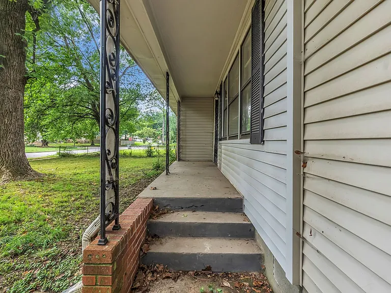 401 Conwell Rd — Photo 2