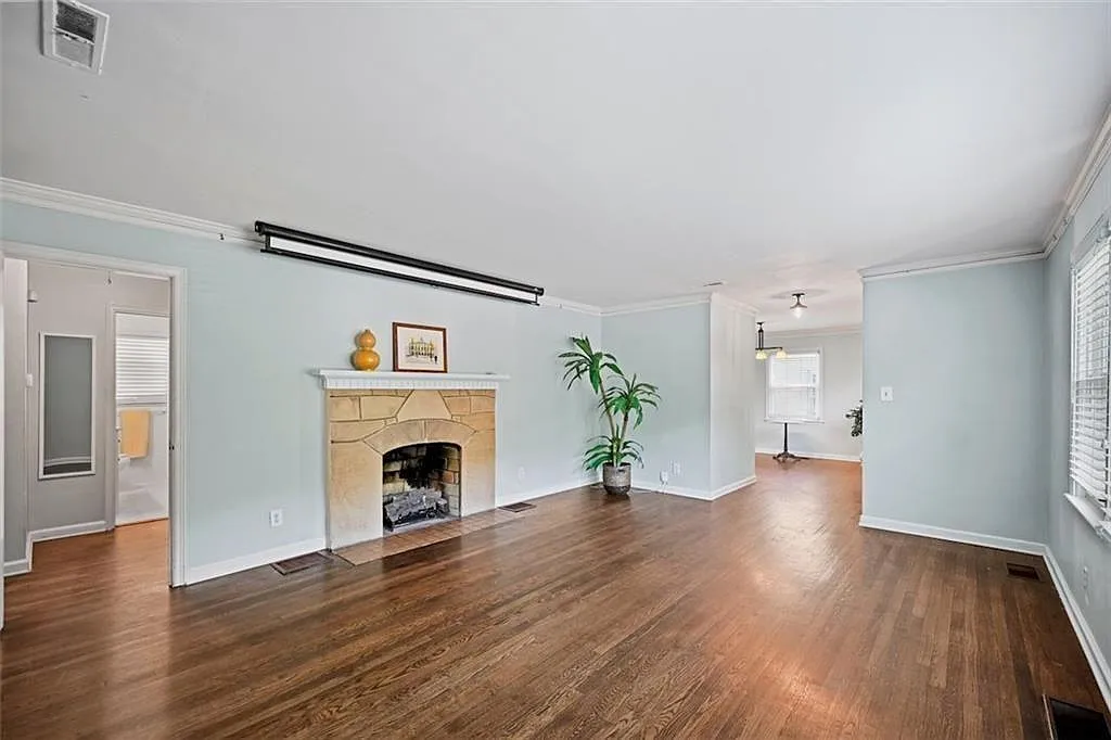3 bed, 1.5 bath, 1744 sqft, $2,400 — Photo 3