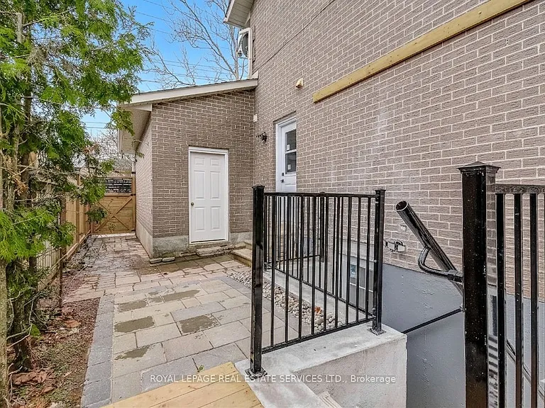 277 Mississaga St #LOWER — Photo 4