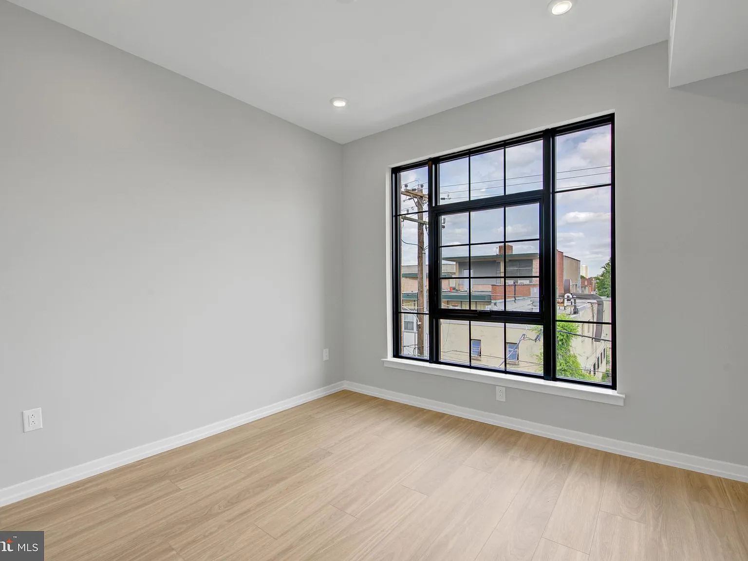 3 bed, 2.0 bath, 1100 sqft, $2,400 — Photo 4
