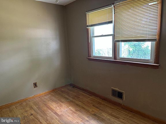 5th image of 21 Loomis Ave
