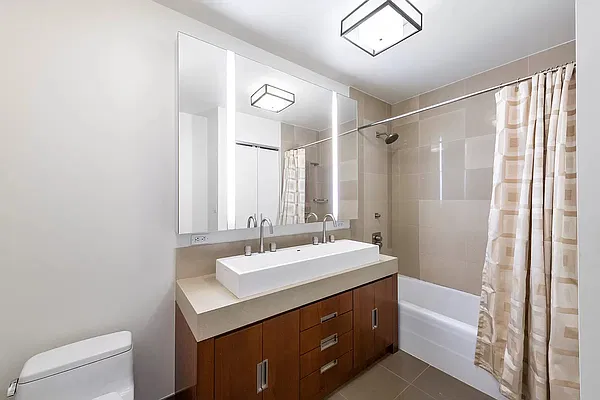 Sold by R New York | media 9