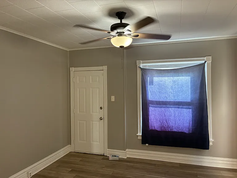 208 N Poplar St — Photo 3