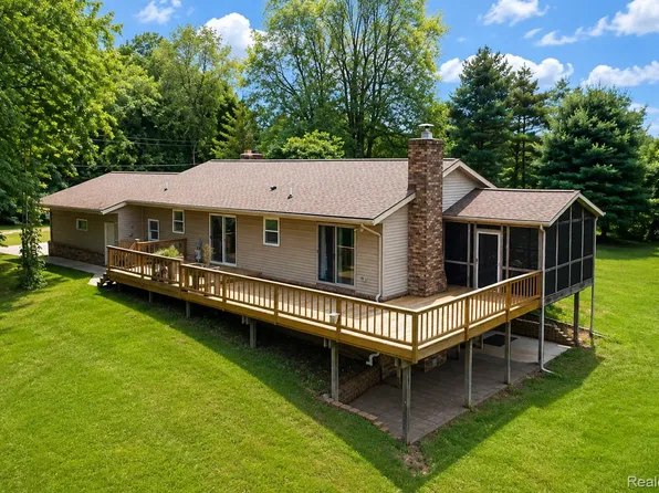 6776 Farley Rd, Pinckney, MI 48169