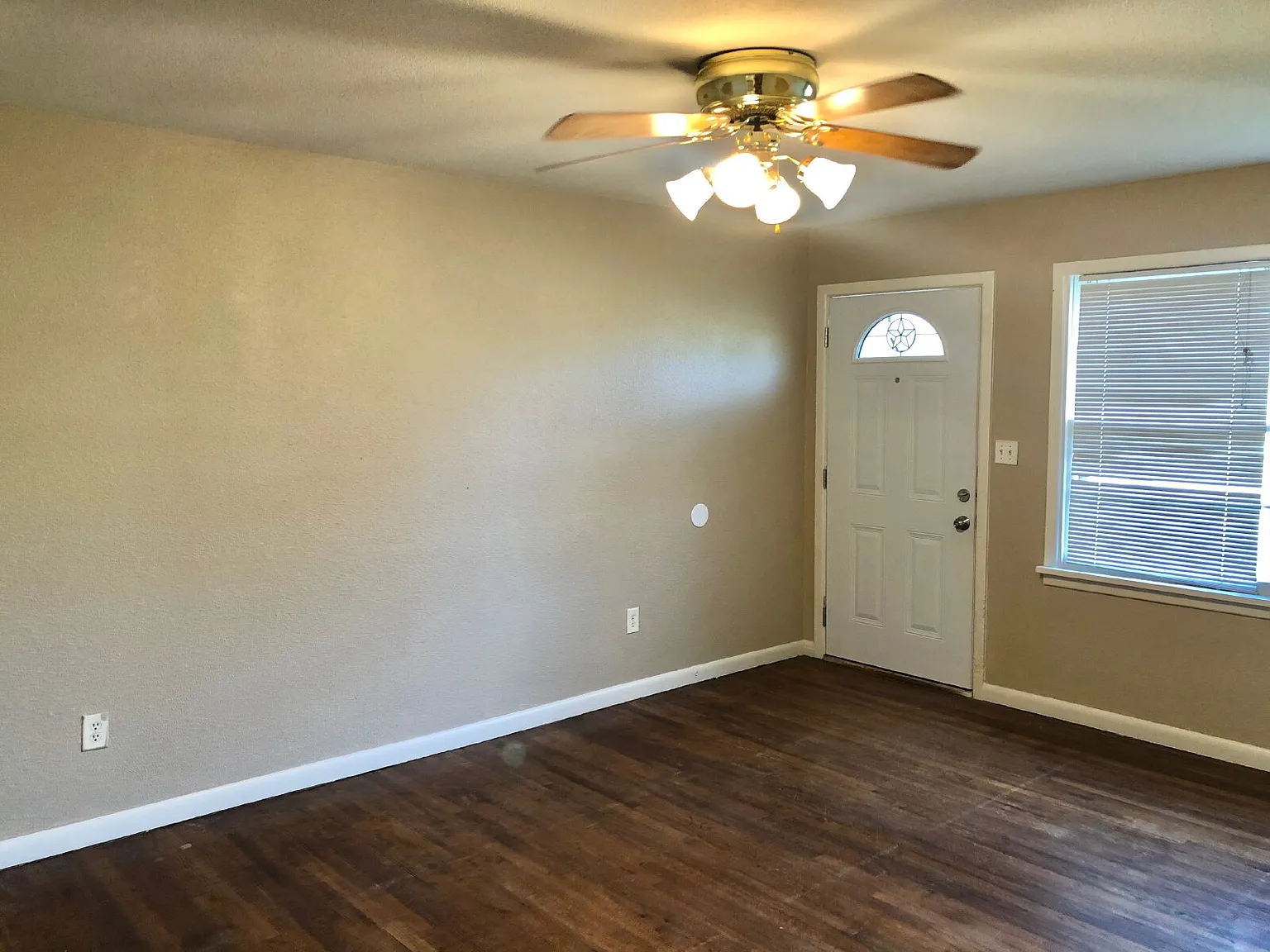 3 bed, 1.0 bath, 1066 sqft, $1,250 — Photo 2