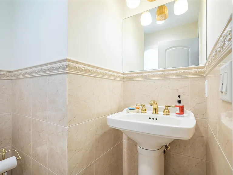 16 Norwood Ave — Photo 3