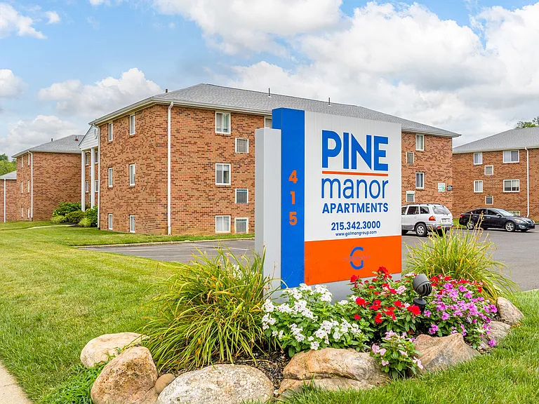 Pine Manor Apartments — Photo 21