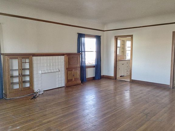 Hardwood floors, built ins