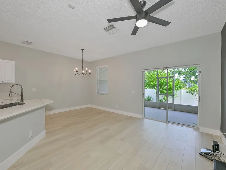 671 Vallance Way NE — Photo 8
