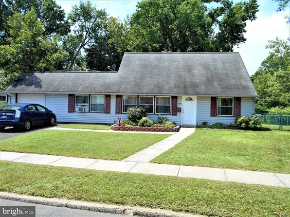 173 Mill Dr, Levittown, PA 19056