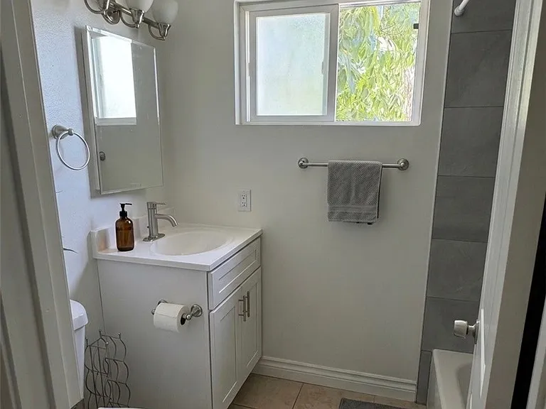999 Valencia St #4 — Photo 6