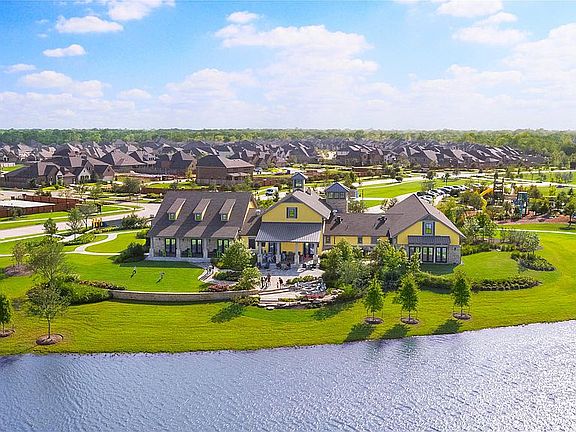 2nd image of 10014 Oakwood Trl