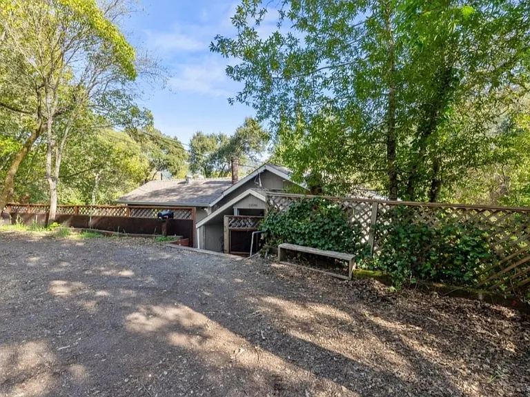19046 Laurel Dr — Photo 15