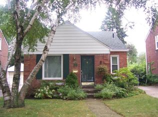 1874 Oxford Rd, Grosse Pointe Woods, MI 48236