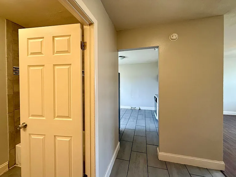 2422 W Savannah St — Photo 30