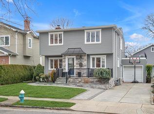 39 Corwin Ave, New Hyde Park, NY 11040