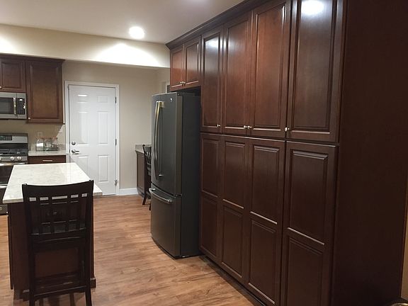 4th image of 1048 Hollingsworth Dr