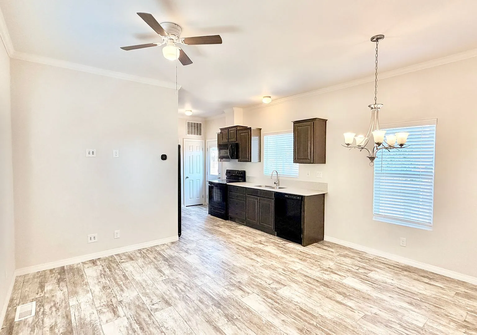 Beautiful, Standalone Guest Home with Balcony Deck, Private Yard Space, located on a One-of-a-Kin... — Photo 4