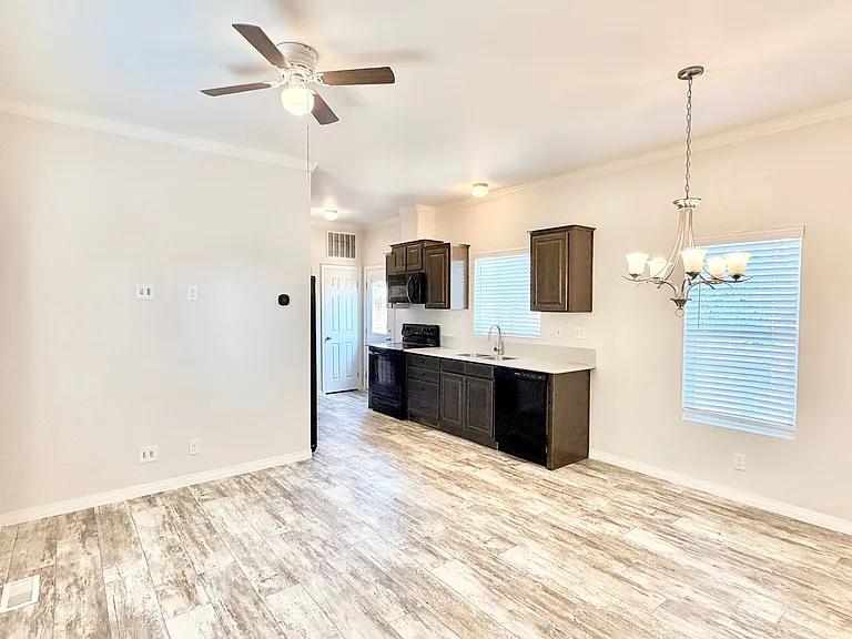 1727 S Hill Ave — Photo 4