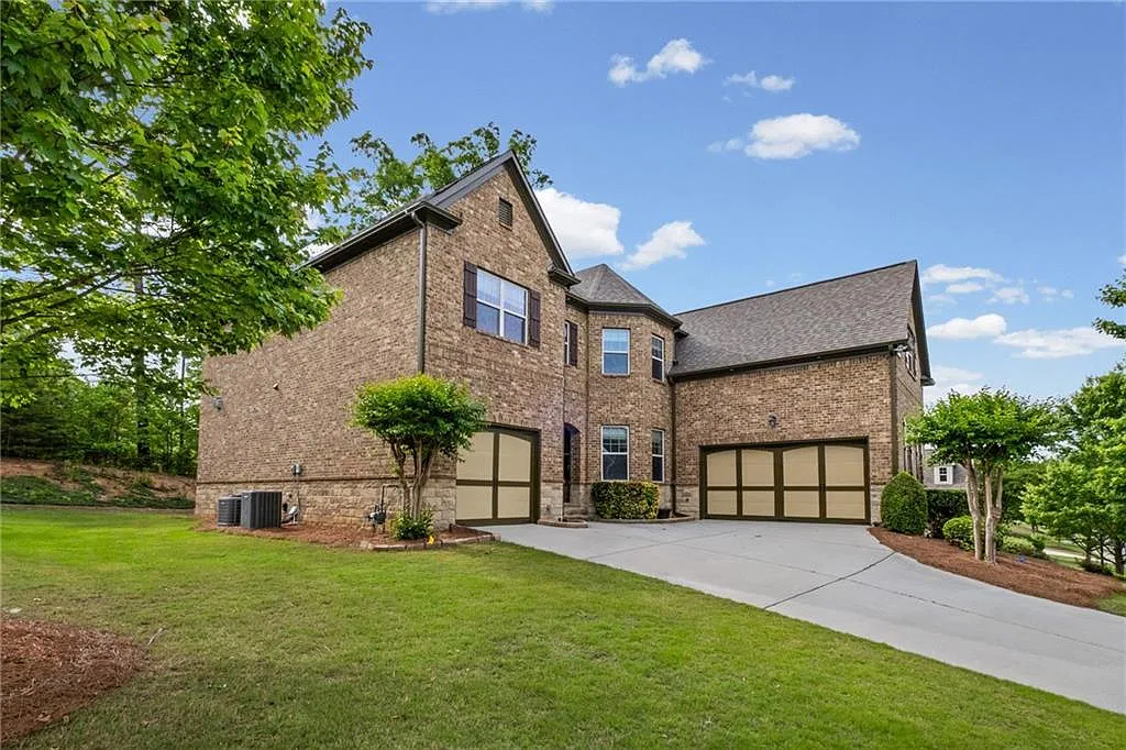 5 bed, 4.0 bath, 4438 sqft, $5,300 — Photo 2