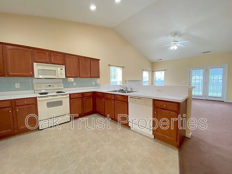 119 Speer St — Photo 4