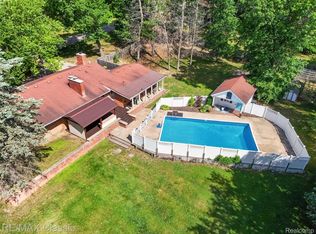 2939 Shirley St, Milford, MI 48380