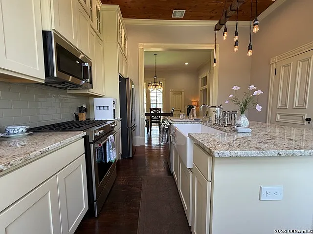 1133 E Crockett St — Photo 14