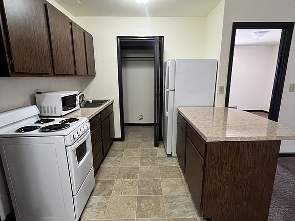 3rd image of 723 S Congress St #11281335