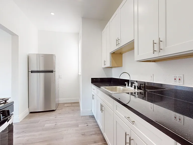 2318 W Jefferson Blvd #A — Photo 6