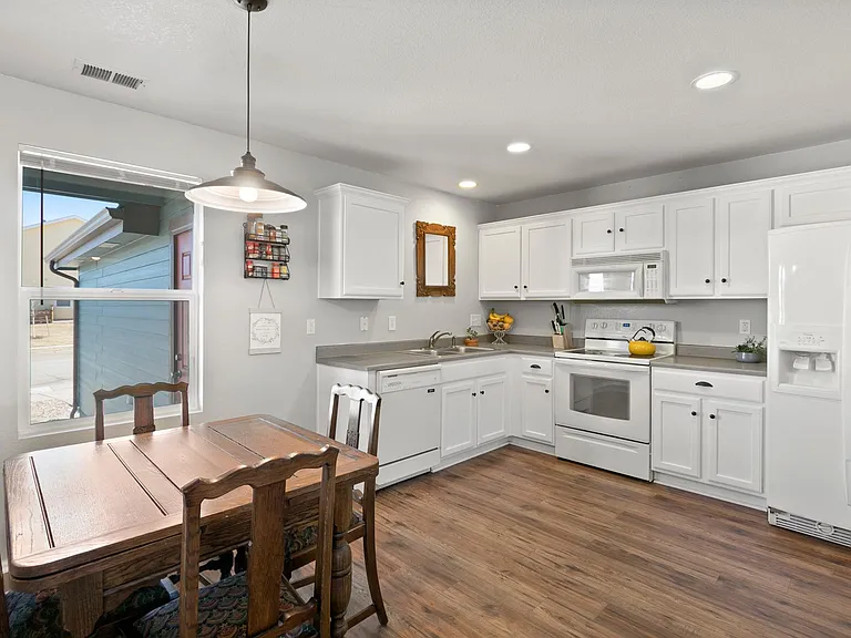 376 Montgomery Dr — Photo 4