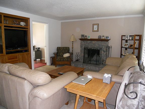 LR with built in wall unit