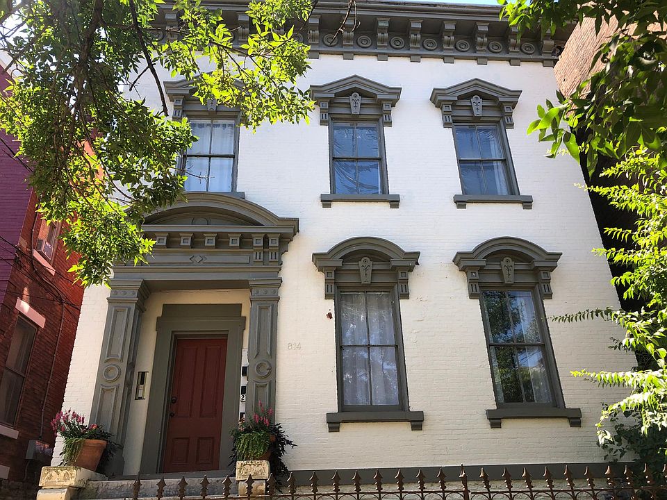 814 Washington is a triplex located in Newport's Historic District.