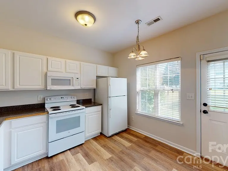 5545 Seths Dr — Photo 5