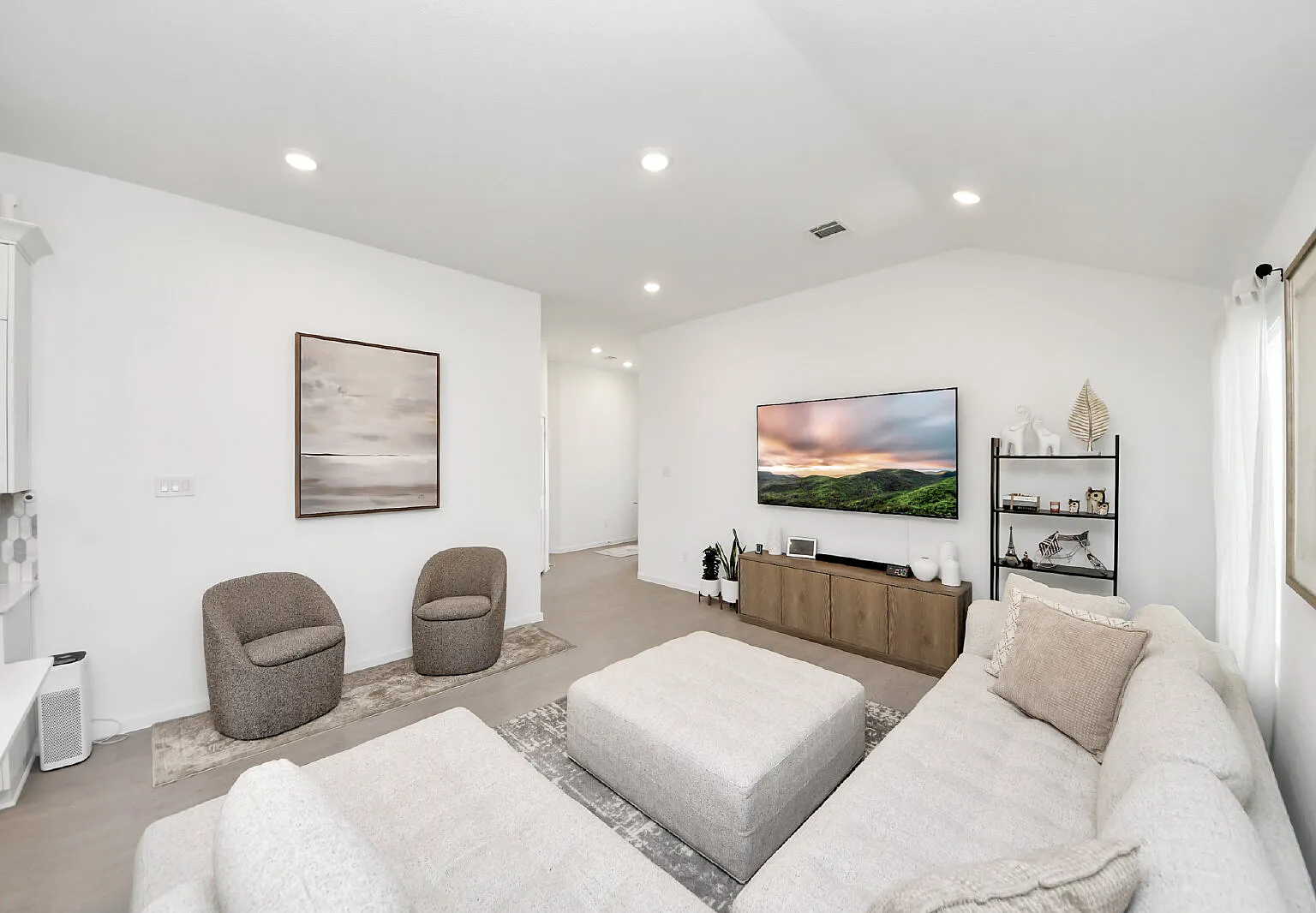 3 bed, 2.0 bath, 1600 sqft, $2,200 — Photo 2