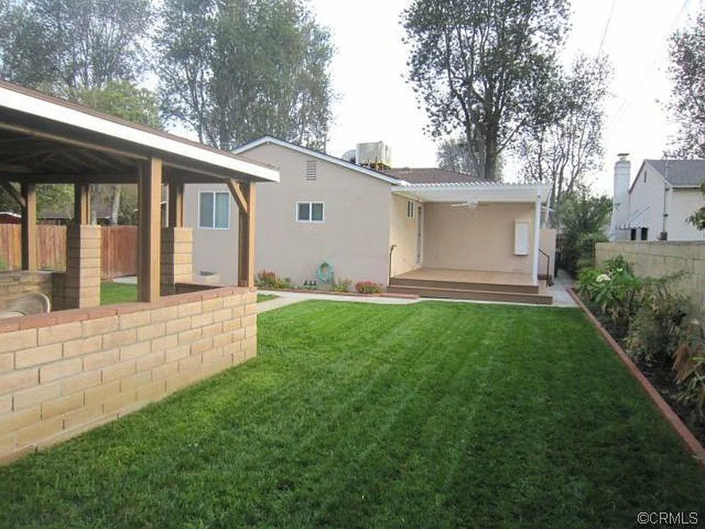 3 bed, 1261 sqft, $3,795 — Photo 2