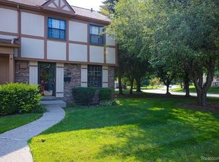 19695 Raleigh Cir S, Southfield, MI 48076