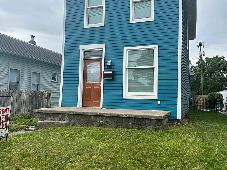 1063 Summit St — Photo 1