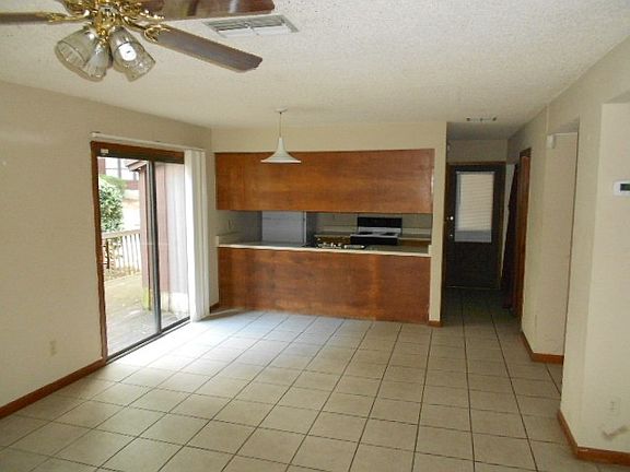 3rd image of 2226 Timberwood Cir N