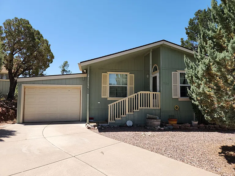 600 N Spruce Cir — Photo 1