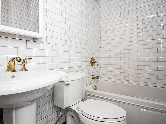 5th image of 489 Washington Ave #4L
